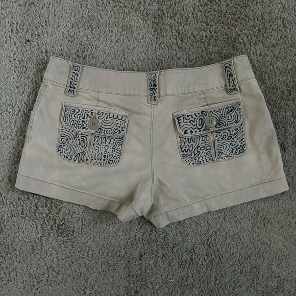 Khaki shorts with funky pattern - Picture 2 of 6